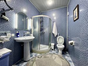 タシュケントにあるFRODOのバスルーム(シャワー、トイレ、シンク付)