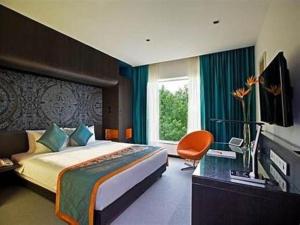 een slaapkamer met een groot bed en een raam bij Triton By Shyama Hotels & Resorts in Raipur