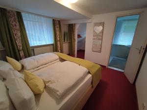 Habitación de hotel con cama y ventana en Room in BB - Pension Forelle - Doppelzimmer en Forbach