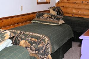 ein Schlafzimmer mit einem Bett mit Bären drauf in der Unterkunft Bear Den Vacation Home in Anchor Point