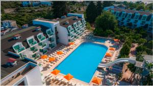 eine Luftansicht eines Hotels mit Pool in der Unterkunft OMORFİ GARDEN RESORT in Dedeköy