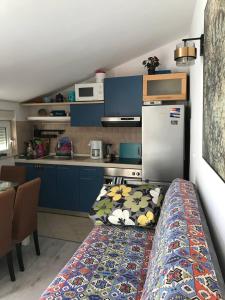 eine Küche mit blauen Schränken und ein Bett in einem Zimmer in der Unterkunft Villa Marica in Trogir