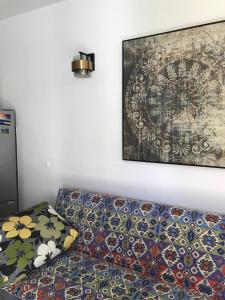 ein Sofa in einem Zimmer mit einem Bild an der Wand in der Unterkunft Villa Marica in Trogir