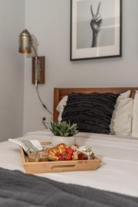 Una cama o camas en una habitación de XXXtuGuest Alhondiga II Apartment