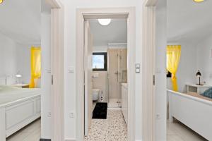 プーラにあるValentina Soleの白いバスルーム(白いバスタブ、トイレ付)