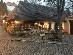 Una pequeña casa con techo en una calle de ladrillos. en Romantik Hotel U Raka, en Praga