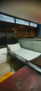 kvm rooms and dormitory في إرناكولام: سرير بطابقين فارغ في الغرفة