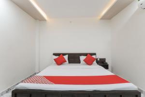 Postel nebo postele na pokoji v ubytování Super Hotel O Aastha Near Chaudhary Charan Singh International Airport