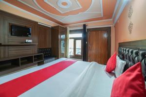 sypialnia z dużym łóżkiem i telewizorem w obiekcie Kailash View Inn w mieście Bhowāli
