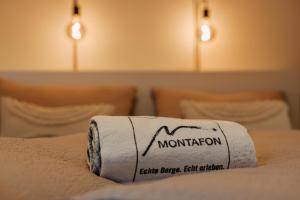 eine Rolle Toilettenpapier auf einem Bett in der Unterkunft Ferienwohnung Schiebakopf in Vandans