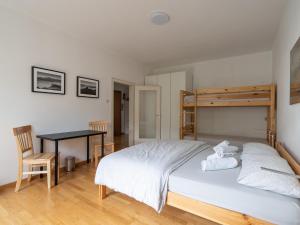 una camera da letto con un letto, un tavolo e una scrivania di Merano-biz a Merano