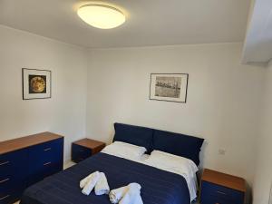 1 dormitorio con 1 cama con 2 toallas en The blue house, lovely apartment in the Côte d'Azur for 6 people en Menton