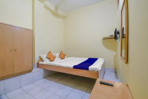 Cama ou camas em um quarto em OYO Flagship 71156 Hotel Jaybee's