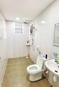 y baño con aseo y lavamanos. en Angel Homestay Bayu Andaman, en Kuala Lumpur