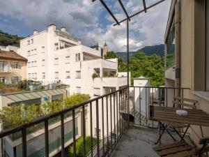 Vista generica sulle montagne o vista sulle montagne dall'interno dell'appartamento