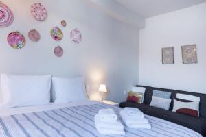 Un dormitorio con una cama y platos en la pared en Stagiates Guest House at Pelion en Portariá