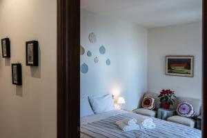 - une chambre avec un lit avec deux animaux rembourrés dans l'établissement Stagiates Guest House at Pelion, à Portariá