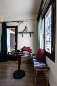 d'une salle à manger avec une table et une fenêtre. dans l'établissement Stagiates Guest House at Pelion, à Portariá