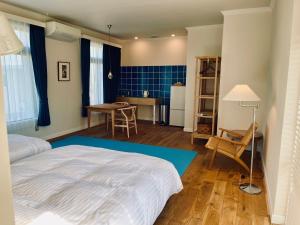 een slaapkamer met een bed, een bureau en een tafel bij VILLA AZZURRA - Vacation STAY 63038v in Arazato