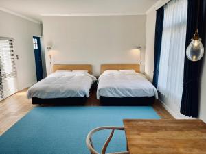 ArazatoにあるVILLA AZZURRA - Vacation STAY 63038vのベッドルーム1室(ベッド2台、テーブル、椅子付)