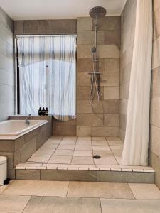 y baño con bañera y ducha con cortina de ducha. en VILLA AZZURRA - Vacation STAY 63038v en Arazato