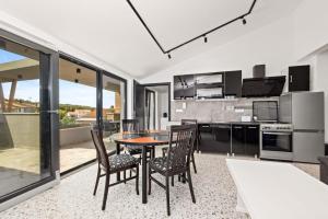 プーラにあるValentina Soleのテーブルと椅子のあるキッチンとダイニングルーム
