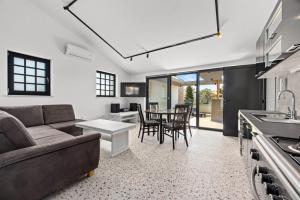 プーラにあるValentina Soleのソファとテーブルのあるリビングルーム +4枚の写真