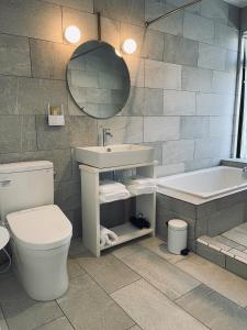 ArazatoにあるVILLA AZZURRA - Vacation STAY 63038vのバスルーム(トイレ、洗面台、バスタブ付)