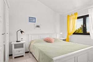 プーラにあるValentina Soleのベッドと窓のある白い寝室