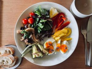 un plato blanco de comida con verduras y pan en VILLA AZZURRA - Vacation STAY 63038v en Arazato