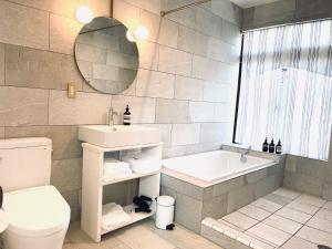y baño con lavabo, bañera y aseo. en VILLA AZZURRA - Vacation STAY 63031v en Arazato