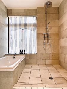 baño con bañera y ventana en VILLA AZZURRA - Vacation STAY 63031v, en Arazato