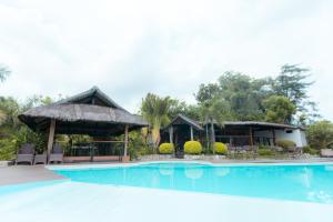 einen Pool in einem Resort mit einem Pavillon in der Unterkunft Bellagio Hills Hotel and Restaurant in Paoay