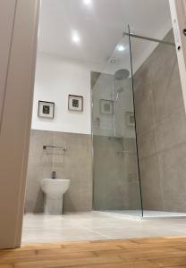bagno con doccia e servizi igienici. di Appartamento Galilei a Udine