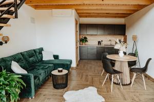 GrywałdにあるCichosza domki w Pieninachの緑のソファとテーブルのあるリビングルーム +72枚の写真