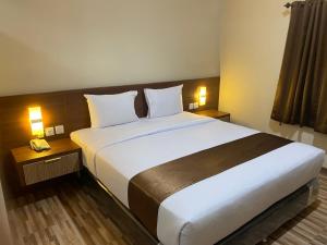 Ένα ή περισσότερα κρεβάτια σε δωμάτιο στο T HOTEL KUALANAMU