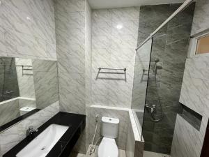 Ένα μπάνιο στο T HOTEL KUALANAMU