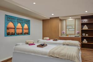 Postel nebo postele na pokoji v ubytování Doubletree By Hilton Varanasi