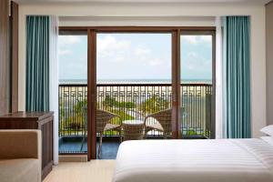 Postel nebo postele na pokoji v ubytování Fairfield by Marriott Belitung