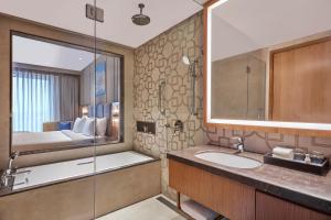 Postel nebo postele na pokoji v ubytování Doubletree By Hilton Varanasi