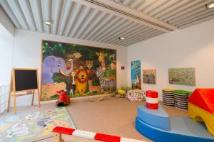 ein Kinderzimmer mit einem großen Wandgemälde in der Unterkunft Skagen Strand Holiday Center in Hulsig