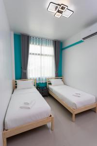 Llit o llits en una habitació de Jen Sabaai