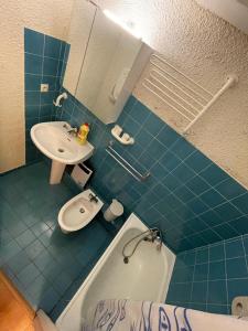 ein Badezimmer mit einem Waschbecken, einer Badewanne und einem WC in der Unterkunft Appartement Vars les Claux 4/5 personnes in Vars