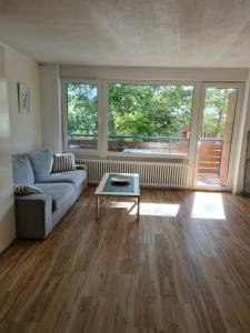 - un salon avec un canapé et une table dans l'établissement Apartments Haus Quelle, à Loèche-les-Bains