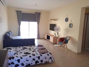 een slaapkamer met een bed, een stoel en een raam bij Xylophagou Rest and relax (2) Ayia Napa Larnaca in Xylophaghou