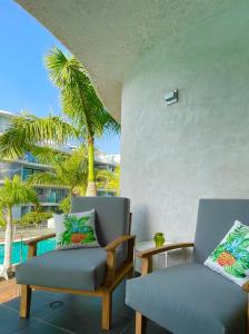 a living room with two chairs and a pool at Casa Las Olas in Palm-mar