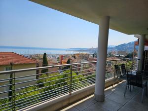 balkon z widokiem na miasto w obiekcie The blue house, lovely apartment in the Côte d'Azur for 6 people w Mentonie