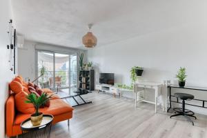 uma sala de estar com um sofá laranja e uma mesa em Le spacieux proche part Dieu em Villeurbanne