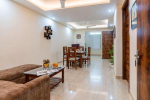 een woonkamer met een bank en een tafel bij Homlee - Hill View Apartment Luxury in Rishīkesh