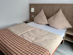カシュトロップ・ラウクセルにあるBrauhaus Hotel Ruetershoffのベッド1台(枕2つ、毛布付)